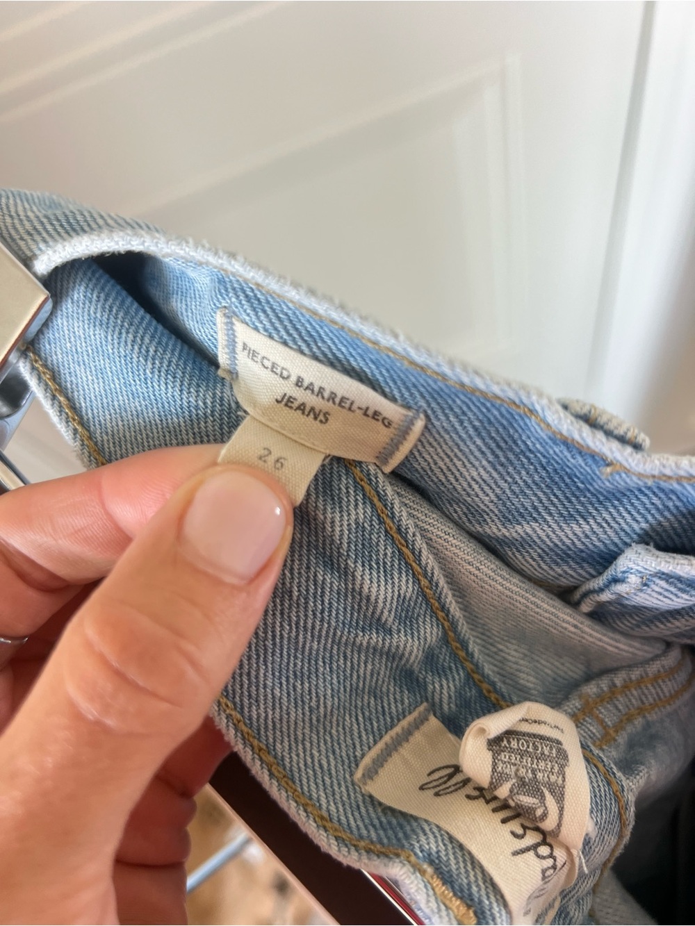 Madewell Pierced Barrel- leg jeans size 26 Foster wash - Picture 4 of 4
